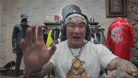 ▲館長29日開直播大砲批政府檔國外疫苗。（圖／翻攝自飆悍館長Youtube）