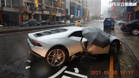 藍寶堅尼超跑，打水漂，中央分隔島路燈撞飛