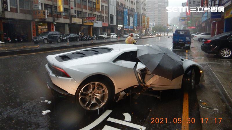 藍寶堅尼雨中打滑失控　撞飛路燈5M
