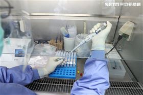 武漢肺炎,新冠肺炎,COVID19,醫護,醫院,醫療,防護裝,防護衣,檢驗師,PCR篩檢,進口PCR儀器篩檢15分鐘（記者邱榮吉／攝影）