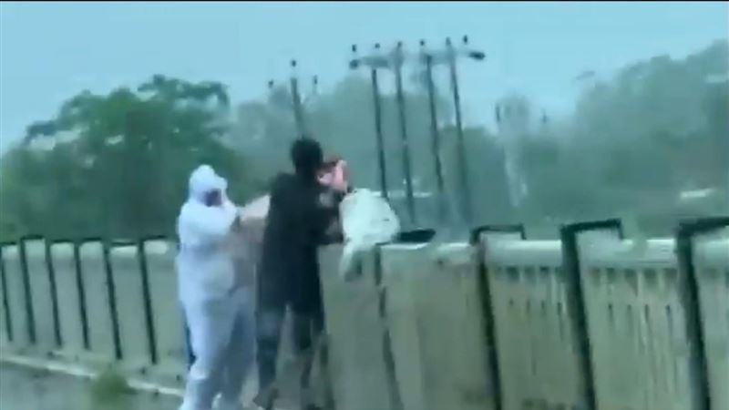 印度民眾拋家屬遺體到河裡　畫面曝光