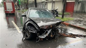北市休旅車撞路燈　車殼擊中對向汽車