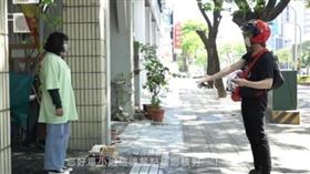 ▲顧客取餐時，外送員仍保持安全社交距離。（圖／業者提供）