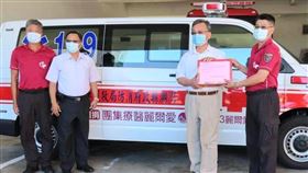 ▲愛爾麗醫療集團董事長常如山和總經理劉貞華捐贈新型救護車。（圖／業者提供）