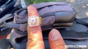 鑽戒弄丟，清潔隊員幫尋回／翻攝畫面