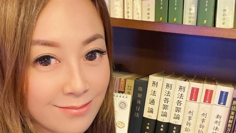 車內脫口罩疑成破口挨轟　女星道歉了