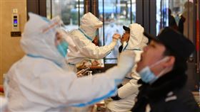 武漢肺炎爆發週年  中國重塑抗疫敘事中國重新定義疫情發展軌跡。中國CDC副主任馮子健18日稱，2020年4月後中國境內的疫情，均由境外病毒引發。圖為近日河北石家莊的醫護人員，為市民進行核酸採樣。（中新社提供）中央社  110年1月19日