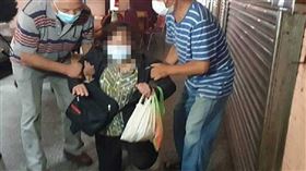 基隆婦知道自己亂傳消息後，向中藥店老闆下跪道歉。（圖／翻攝畫面）