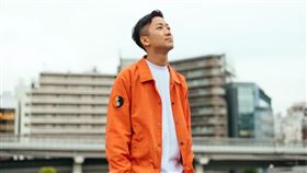 《香水》破億神曲男歌手瑛人昨宣布確診。（圖／翻攝自瑛人IG）