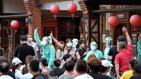 萬華剝皮寮快篩站滿是等待民眾台北市在萬華剝皮寮設置武漢肺炎快篩站，14日下午4時起開始作業，等候篩檢的民眾在廣場上等待叫號。中央社記者王飛華攝　110年5月14日