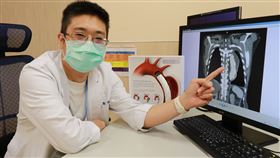 亞洲大學附屬醫院心臟血管外科主任劉殷佐醫師說明病情（圖／亞大醫院提供）