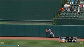 ▲瑞福史奈德（Rob Refsnyder）撞上中外野全壘打牆。（圖／翻攝自金鶯推特）