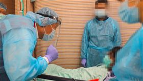 雙和醫院3護理師遭病患攻擊　侯友宜探視（1）新北市雙和醫院31日發生隔離治療的確診病患持刀攻擊3名護理師案，市長侯友宜（左）前往探視及慰問傷者，表達關懷與不捨。（新北市府提供）中央社記者王鴻國傳真　110年5月31日