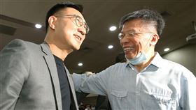 江啟臣新書發表　沈富雄到場祝賀國民黨主席江啟臣（左）29日舉辦新書「破浪啟程」發表會，前立委沈富雄（右）到場祝賀。中央社記者郭日曉攝  110年3月29日