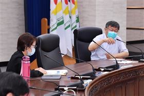 台北市長柯文哲、副市長黃珊珊主持0601北市防疫會議。（圖／台北市政府提供）