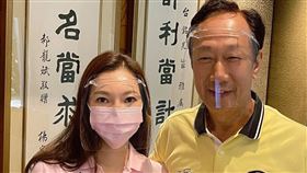 快訊／郭台銘交件了！曾馨瑩前往食藥署遞件：責任重大（圖／郭台銘辦公室提供）