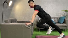 宅在家不知怎運動？只要靠沙發做簡單5招　練成「肌兇」肉（圖／World Gym Blog提供）