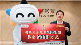 ▲馬老闆出面領取高額獎金。（圖／翻攝自中國體彩微信）