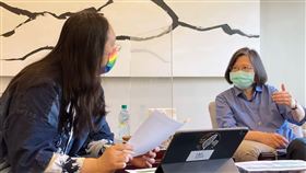 總統蔡英文邀政務委員唐鳳關切防疫工作（圖／翻攝總統府發言人張惇涵 Chang Tun-Han臉書）