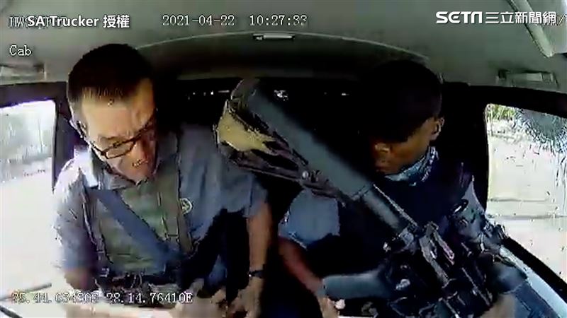 運鈔車遭搶匪掃射 前特警持槍應戰