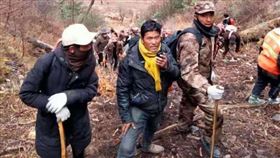 ▲理塘縣增德村將獵殺500隻野豬。（圖／翻攝自自治區微信）