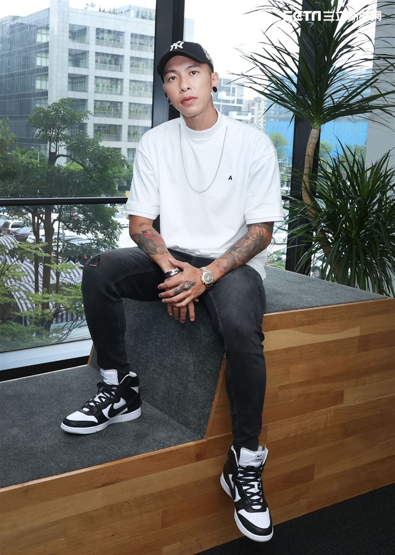 「全明星」小春三立新聞網專訪。（記者邱榮吉/攝影）