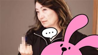 王薇君PO照　怒比中指開嗆3人