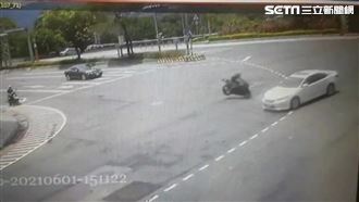 重機男越級駕駛闖紅燈　攔腰撞車拋飛