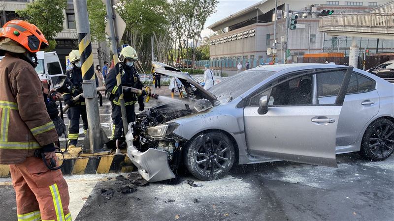 男駕東洋賓士疑闖紅燈　閃車自撞起火