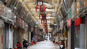 萬華疫情嚴重  商家關門歇業（2）武漢肺炎（2019冠狀病毒疾病，COVID-19）疫情持續升溫，台北市、新北市提升到三級警戒，台北市萬華區華西街觀光夜市等鬧區商家17日皆關門歇業。中央社記者郭日曉攝  110年5月17日