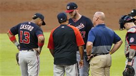▲史特拉斯堡（Stephen Strasburg）被正面強襲球擊中退場。（圖／美聯社／達志影像）