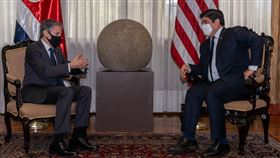 美國國務卿布林肯（左）1日在與哥斯大黎加總統阿瓦拉多（右）舉行的聯合記者會表示，美國將在未來2週宣布如何銷售、配發先前向全球承諾的8000萬劑COVID-19疫苗。（圖／翻攝自twitter.com/SecBlinken）
