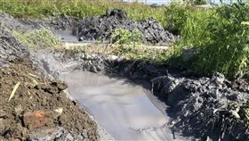 屏東萬丹鄉泥火山噴發（2）屏東縣萬丹鄉泥火山2日清晨在灣內村噴發，噴發孔只有一個，泥漿洶湧，村長陳玉意調派怪手引泥漿到水圳。（陳玉意提供）中央社記者郭芷瑄傳真  110年6月2日