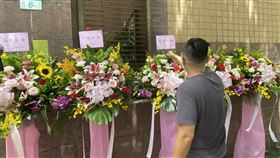 名嘴朱學恒，昨（1日）送了送上4盆花籃到衛福部疾管署門口，痛批指揮中心，不過此舉也引發「送花大戰」，今天有更多民眾送上更多花籃，力挺指揮中心。（記者／簡浩正攝影）