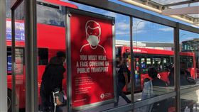 英國街頭標語英國搭乘大眾運輸工具必須遮掩面部，圖為公車站標語。中央社記者戴雅真倫敦攝  109年6月24日
