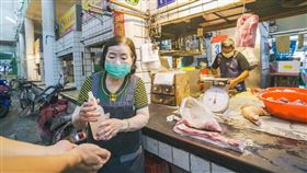 曝市場分流現況　潘孟安：在酒精噴霧中，你來我往建立信任（圖／翻攝自潘孟安臉書）