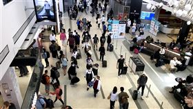 經過一年冷清  美國機場恢復熱鬧自從美國2020年3月疫情爆發、全國啟動居家隔離的防疫措施一年多以來，5月底的陣亡將士紀念日連假，美國出現最近一年最大規模的國內旅遊人潮。中央社記者林宏翰洛杉磯攝  110年6月2日