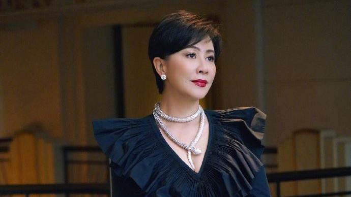 被說穿著老土　劉嘉玲項鍊卡深溝拚了