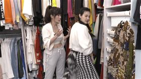 kimiko跟王思佳介紹自己的更衣間。(圖/TVBS提供)