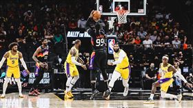 ▲湖人戴維斯（Anthony Davis）缺陣，慘輸太陽30分被聽牌。（圖／翻攝自太陽推特）