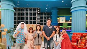 章家瑄（左3)當年在婚禮上跟老公下跪。（圖/民視提供）