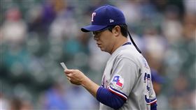 ▲德州遊騎兵韓國左投梁玹種登板前看情蒐資料。（資料照／美聯社／達志影像）