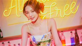 TWICE尺度再突破！子瑜辣露天鵝頸（圖／翻攝自TWICE IG）