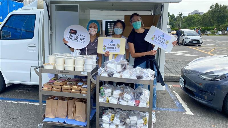 醫護啃麵包上場　女星日送100便當