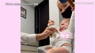 醫生邊唱邊搔癢 寶寶被打針卻笑到尾