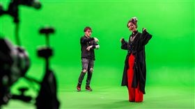 ØZI、阿爆《當我們同在一起》 可口可樂提供