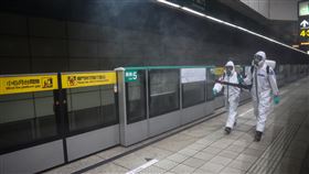 疫情嚴重  化學兵加強清消捷運站（2）國內COVID-19（2019冠狀病毒疾病，武漢肺炎）疫情延燒，國軍化學兵投入防疫工作，以人力噴灑方式加強消毒台北捷運各站。中央社記者王騰毅攝  110年6月1日