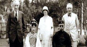 ▲溥儀、婉容與珍珠項鍊。（圖／翻攝自百度百科）