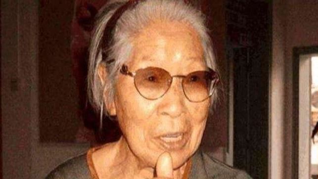 她拿珍珠項鍊鑑寶：　我媽侍候過皇后