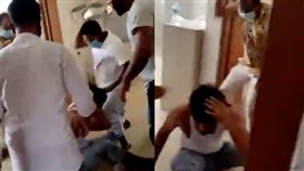 患者送醫後病逝，家屬竟將氣發洩在醫生身上，20幾人衝上前圍毆。（圖／翻攝自Dr. Kamal debnath推特）